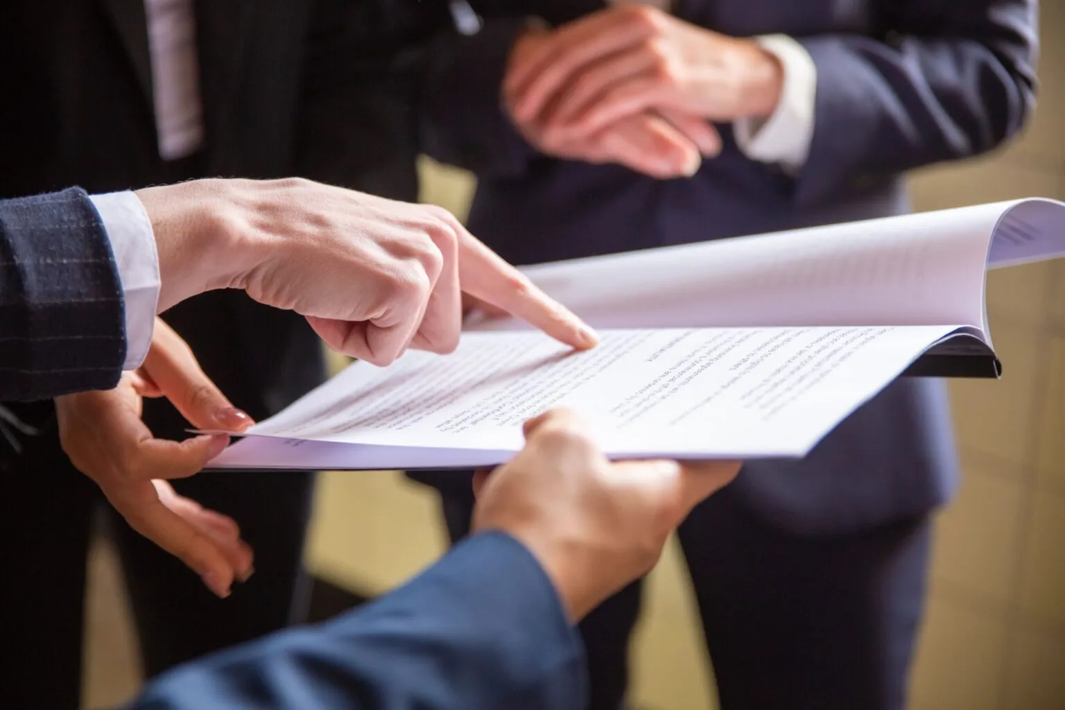 Conseillers funéraires en réunion, pointant et analysant des documents de contrat