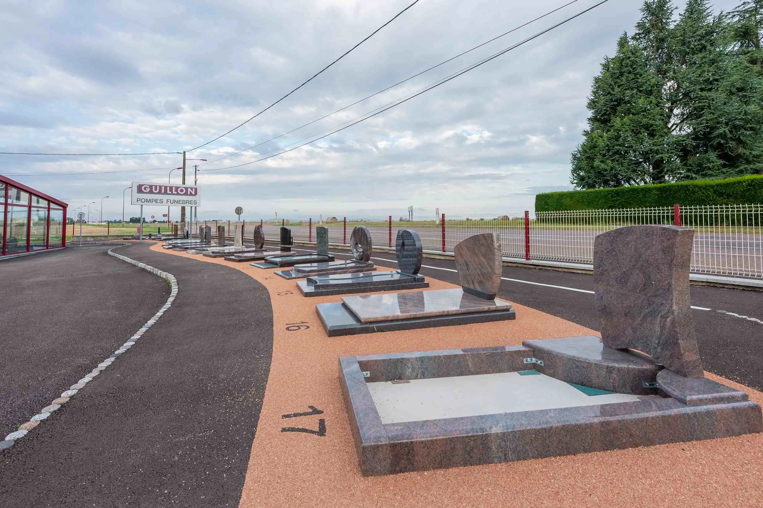 Exposition extérieure de monuments funéraires et stèles en granit