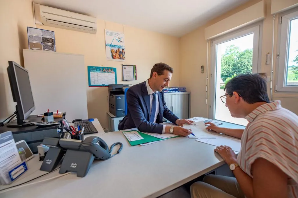 Entretien entre un conseiller funéraire et une famille pour les démarches administratives