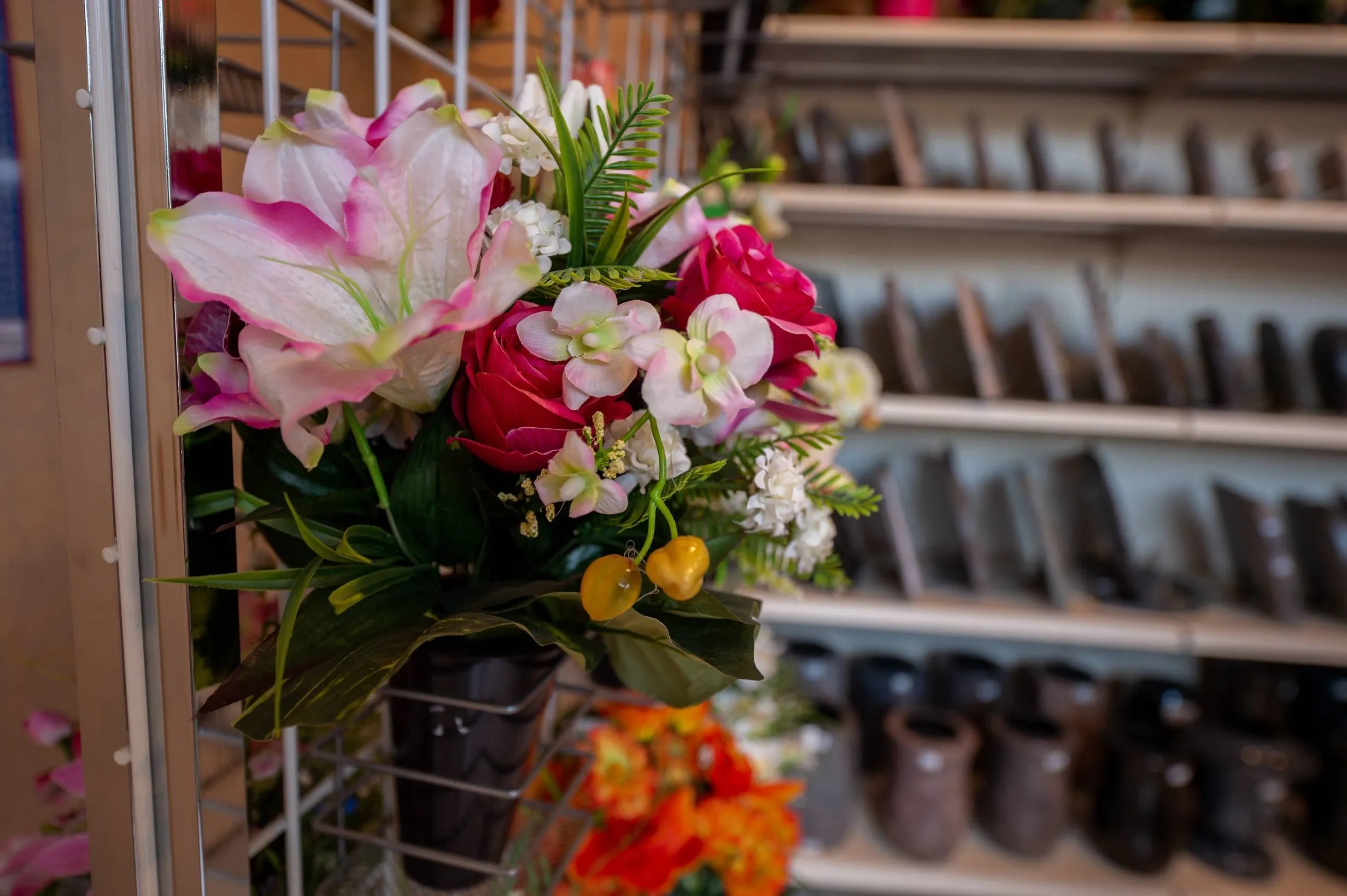 Bouquet de fleurs de deuil présenté en magasin