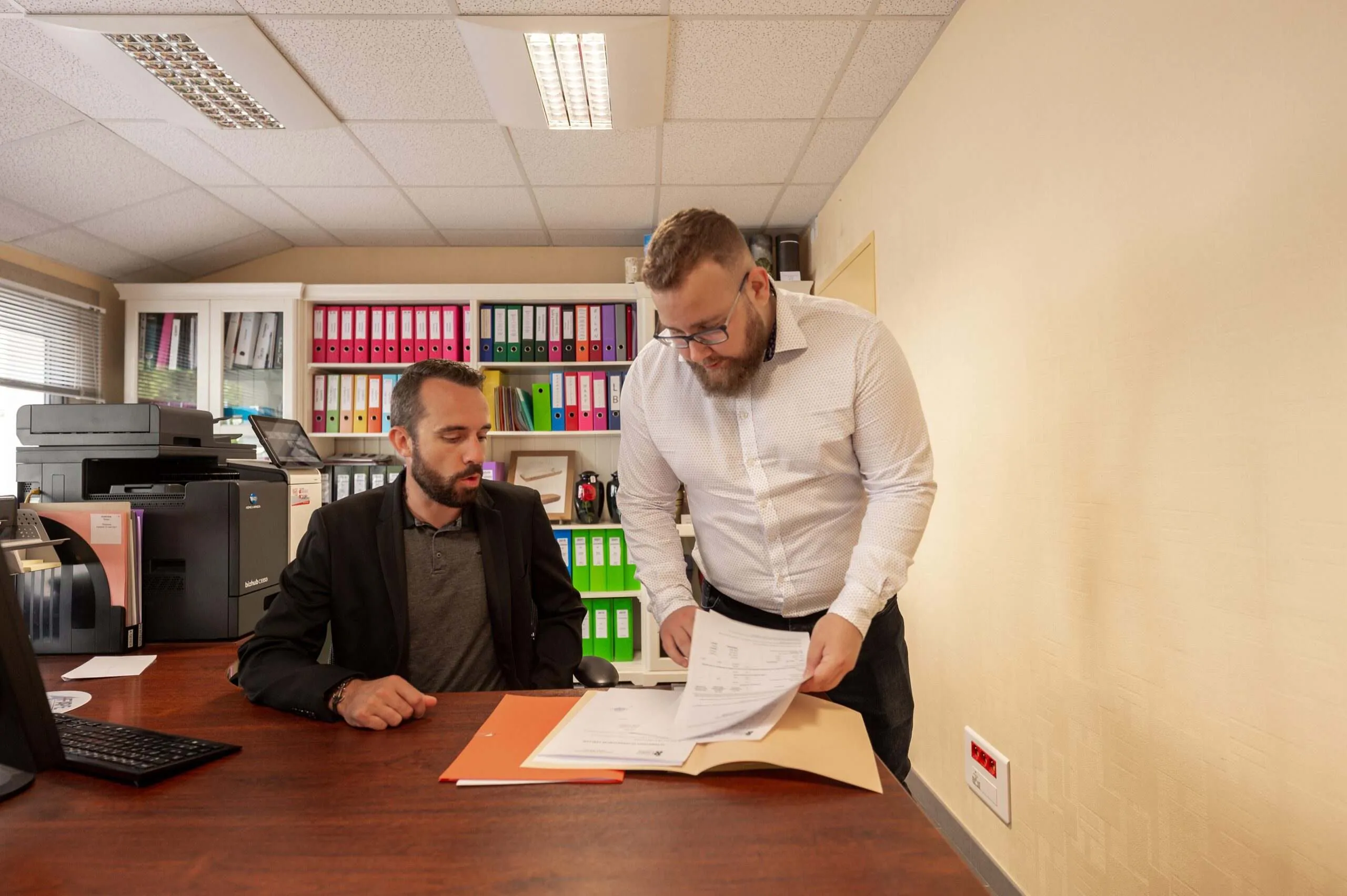 Conseiller funéraire en entretien avec un client dans un bureau