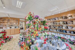articles funeraires exposes en magasin